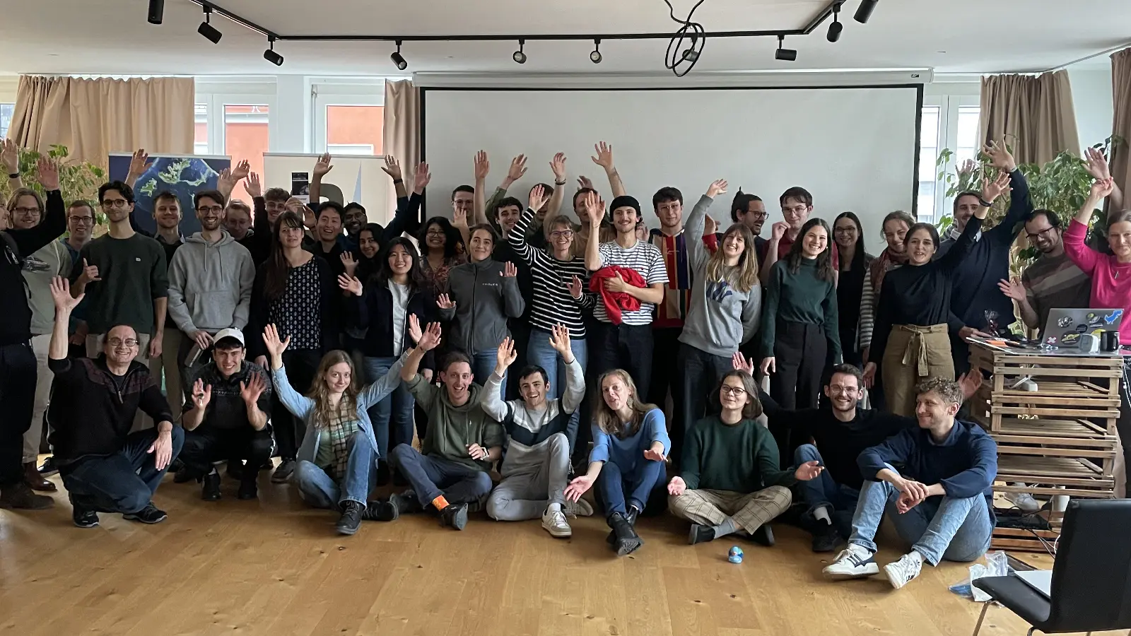 Gruppenbild mit winkenden Personen