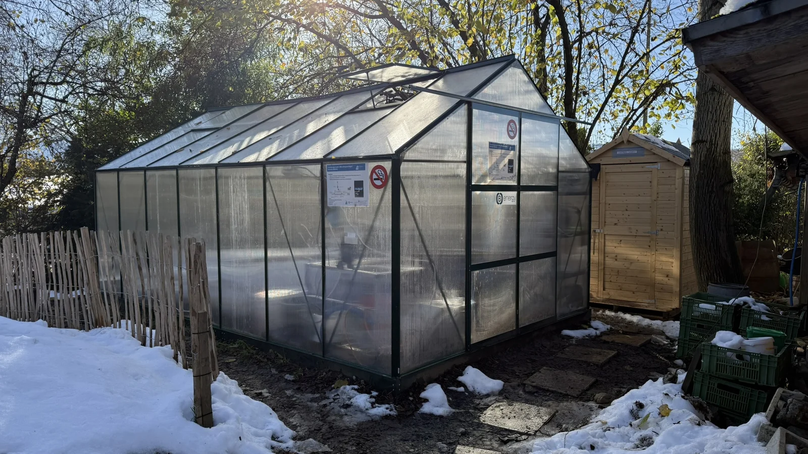 Gewächshaus mit Biogasanlage im Winter