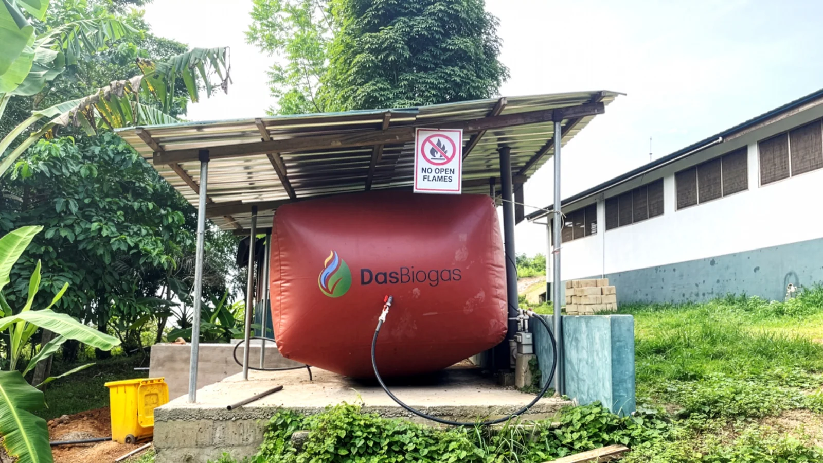 Full biogas storage under an open roof