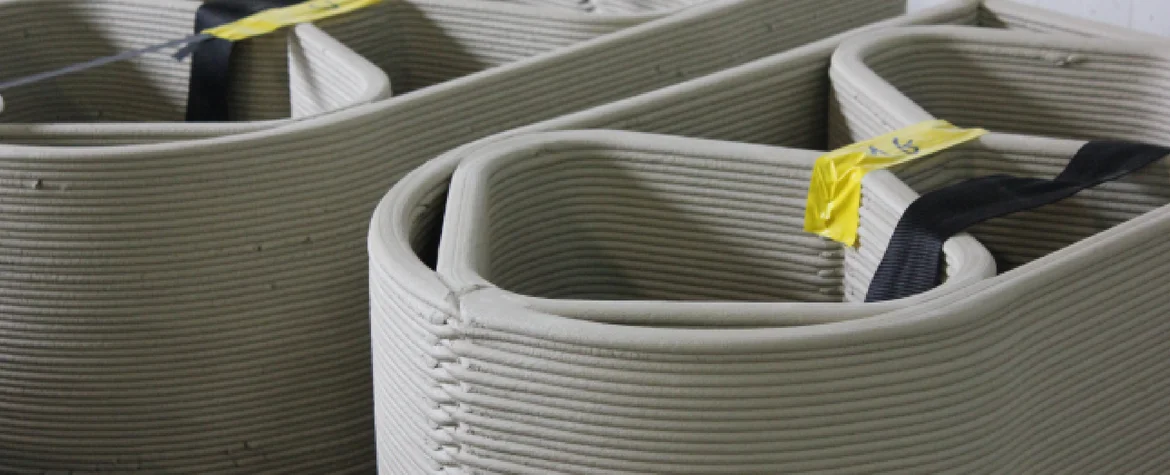 Grossformatige 3D-gedruckte Lehmmodule vor Montage.