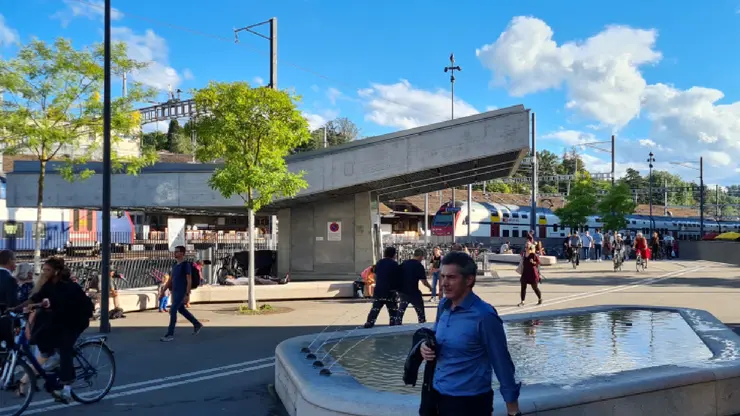 Smart City Winterthur Visual: A square next to the railway station in Winterthur with a fountain. Several people stroll across the square.