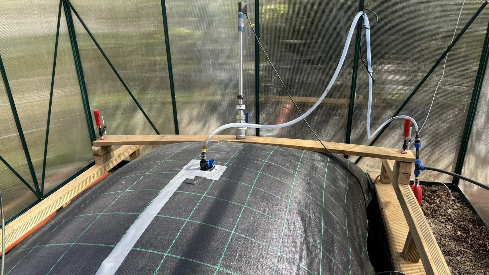Ein genauerer Blick auf den Biogasreaktor im Gewächshaus