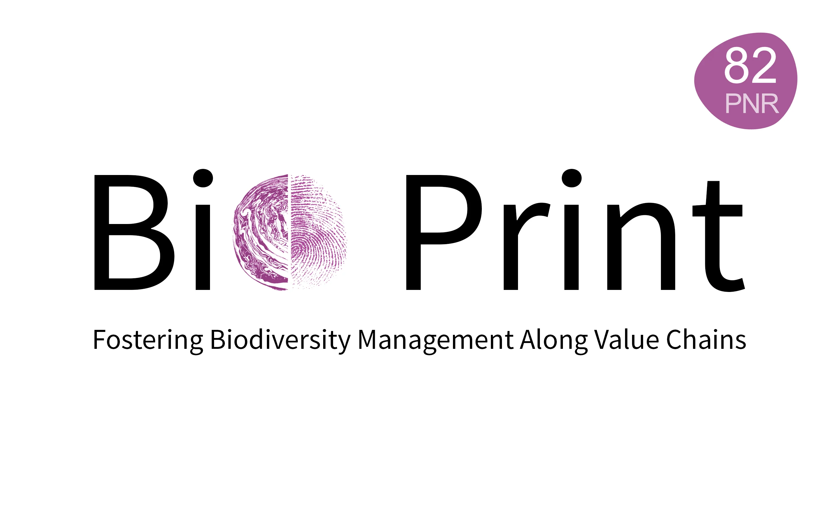 Logo des Projekts BioPrint: „Fostering Biodiversity Management Along Value Chains". Das O in BioPrint ist als Kreis gestaltet – zur einen Hälfte ein Fingerabdruck, zur anderen Hälfte ein Kohlabdruck, beide in Violett. 