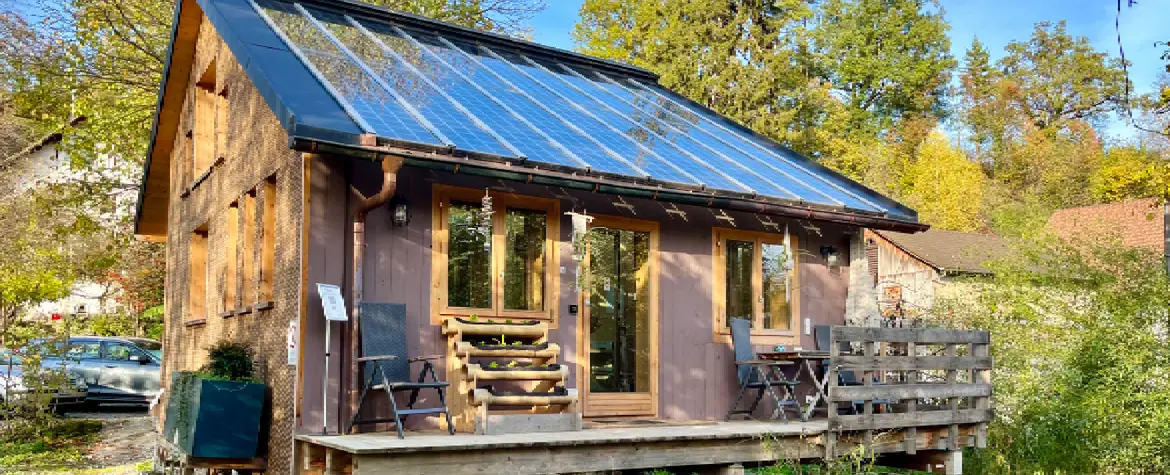 Das Kreishaus aus Holz und mit Solardach steht im Grünen.