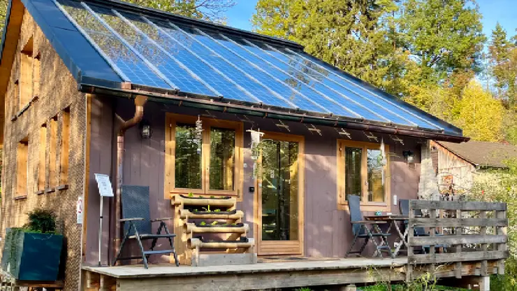 Das Kreishaus aus Holz und mit Solardach steht im Grünen.