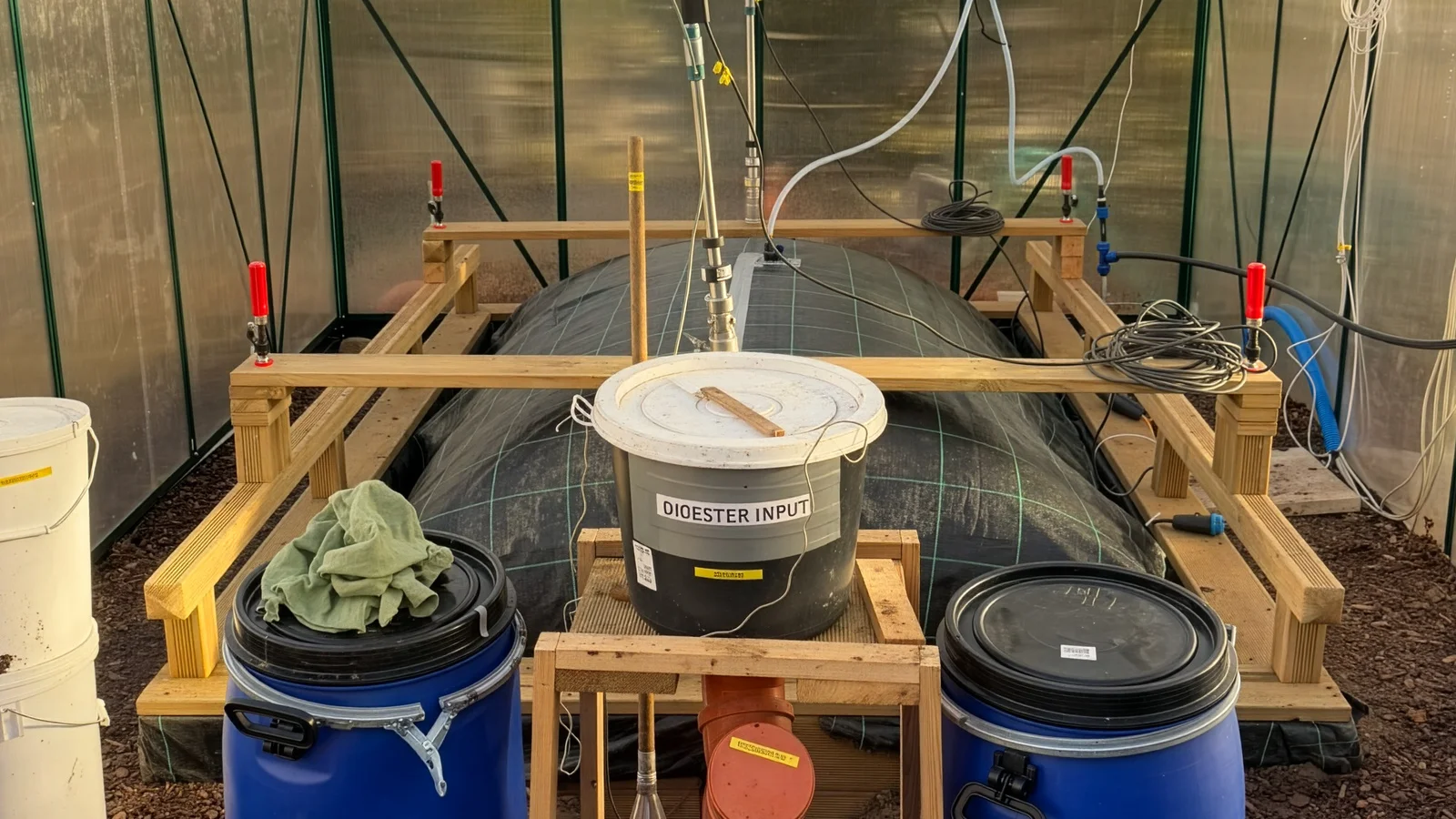Ein genauerer Blick auf den Biogasreaktor im Gewächshaus