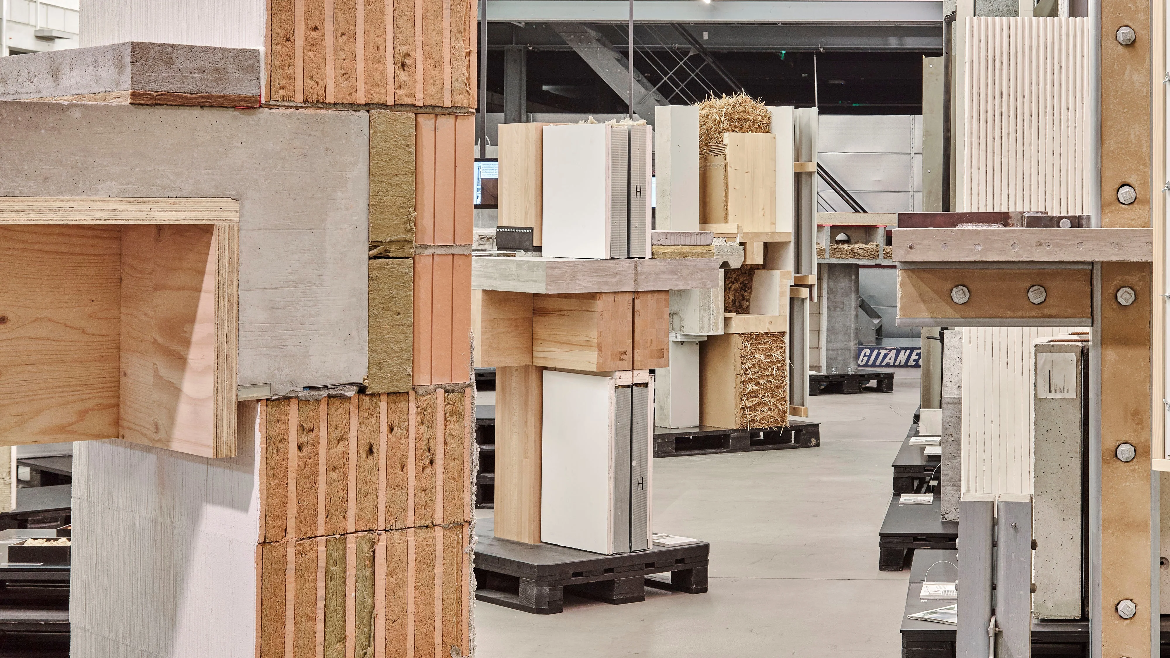 Dauerausstellung Werkstückhalle, Mockups von Deckensystemen aus der Praxis.