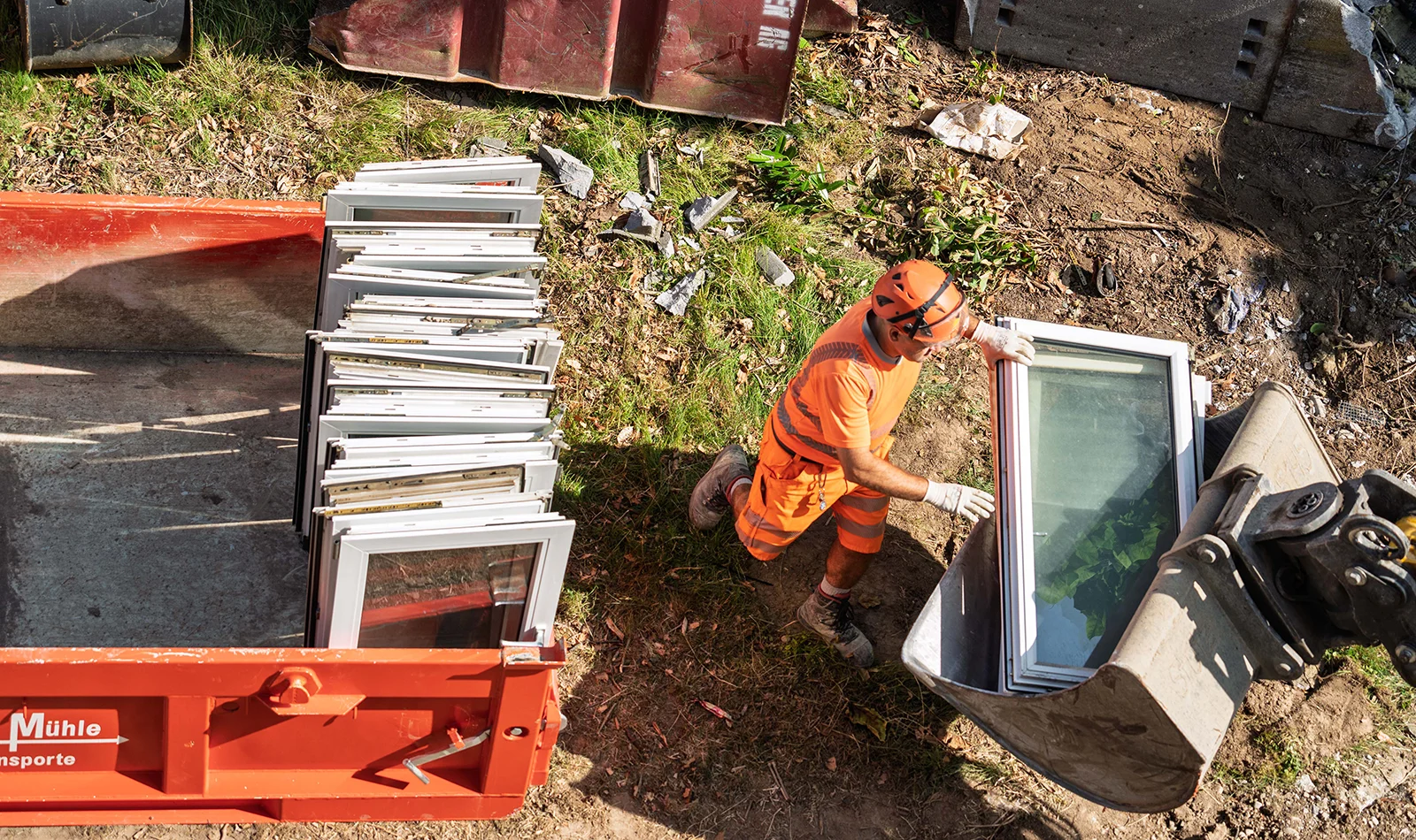 375 Fensterflügeln wurden sorfältig gesammelt und in Flachcontainer gelagert.