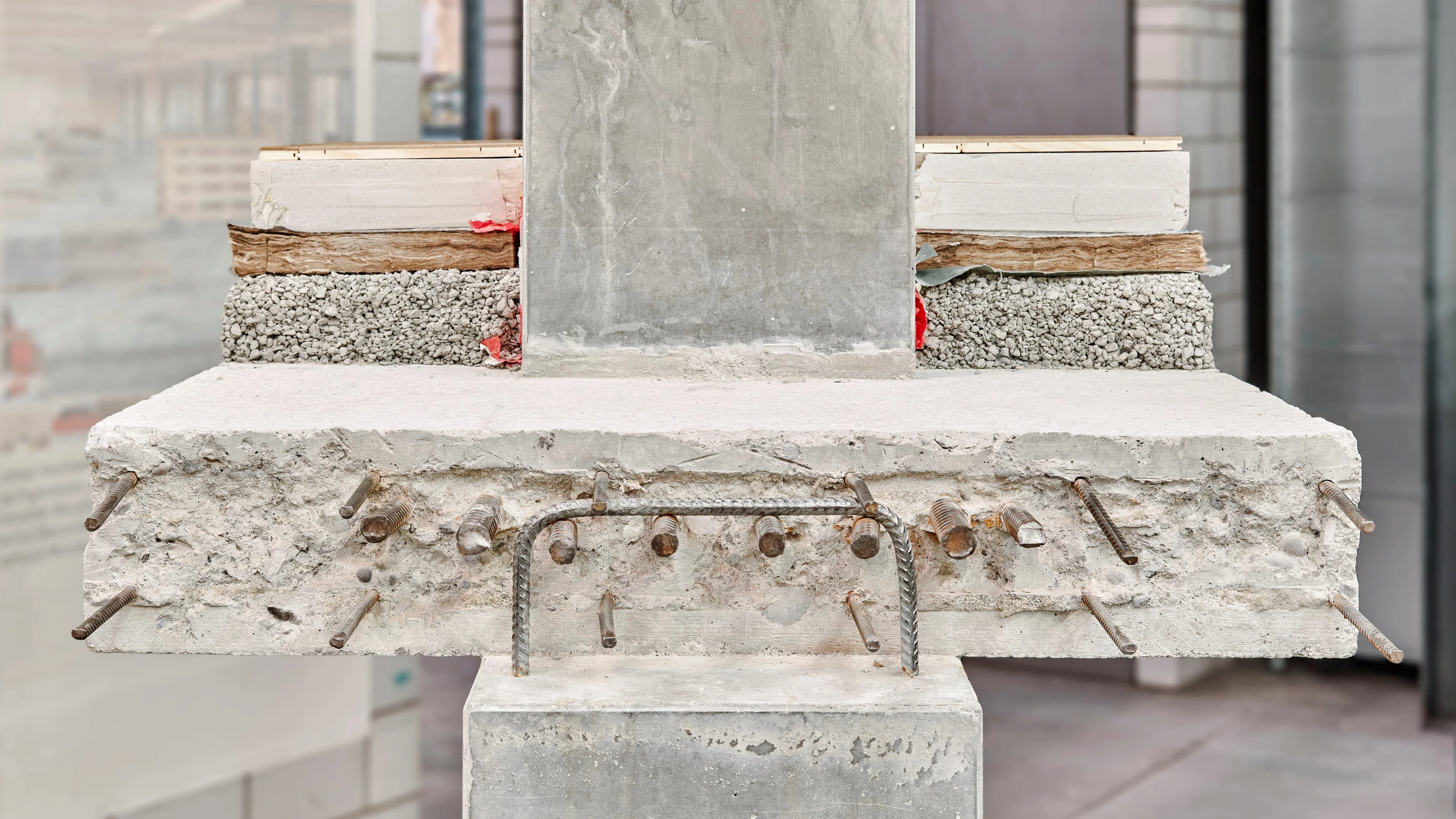 Statisch optimierte Betondecke (140mm) mit Bodenaufbau aus gebundener Splittschüttung (60mm), Trittschalldämmung Glaswolle (30mm), Anhydrit-Unterlagsboden (60mm), Klebeparkett Eiche (12mm)