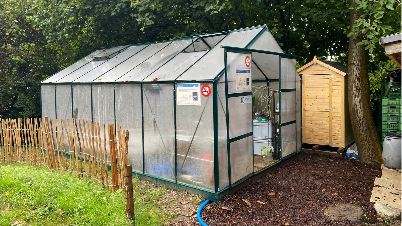 Gewächshaus mit Biogasanlage im Sommer nach Fertigstellung
