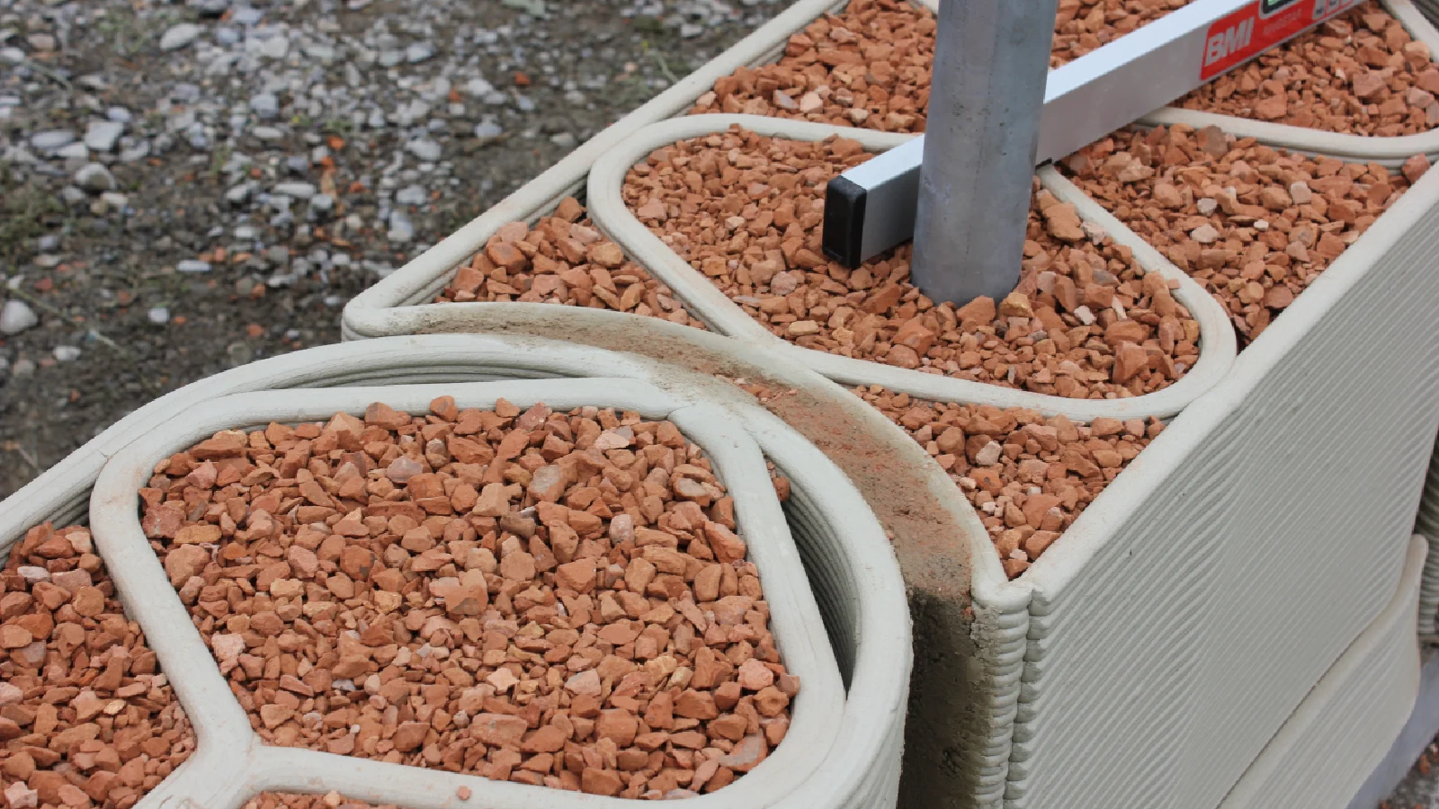 3D-gedruckte Lehmmodule während Montage.