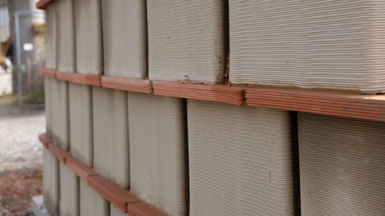 Prototyp Wandstruktur aus 3D-gedruckten Lehmmodulen.