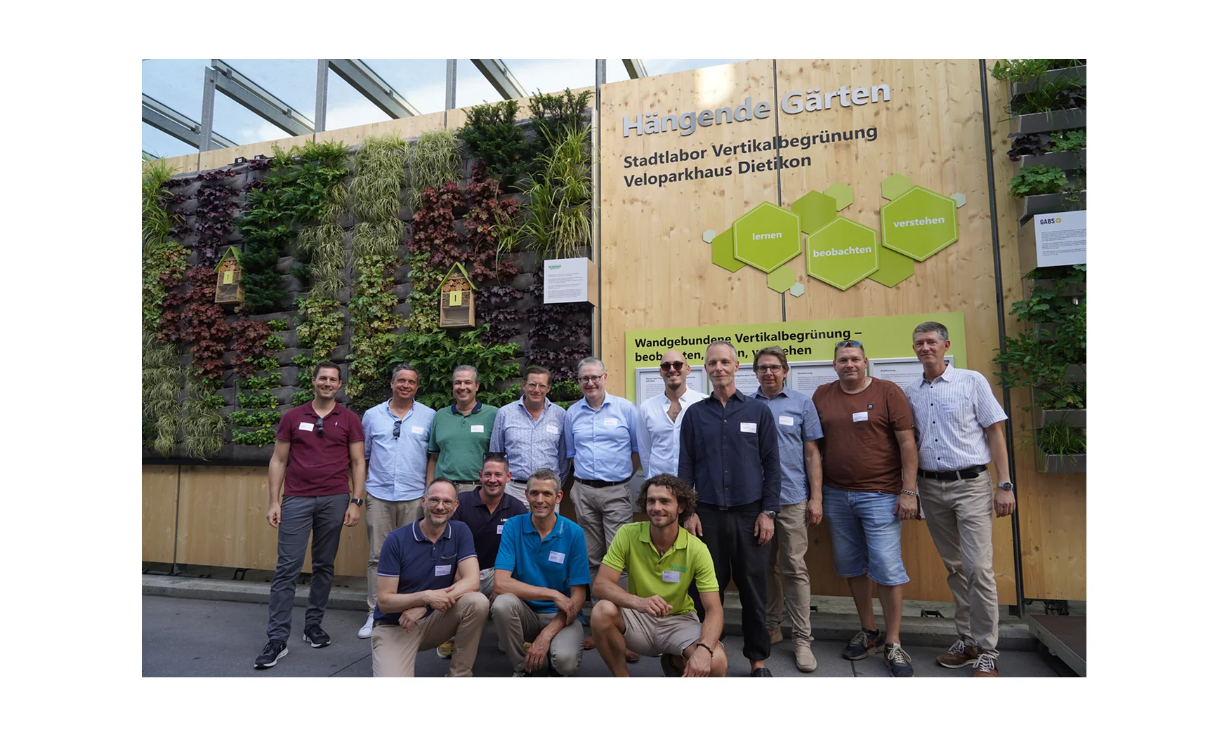 Bild der Eröffnung mit allen Beteiligten