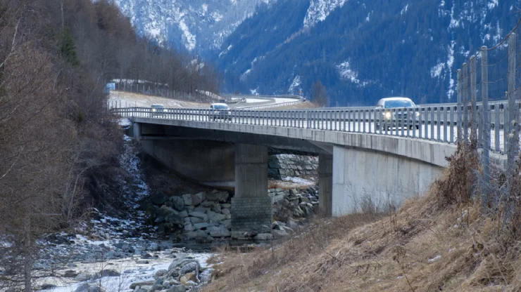 Autostrasse A13 mit Wildschutzzaun