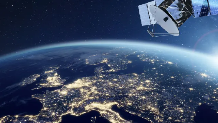 Ein Satellit kreist über Europa bei Nacht. Man sieht die Licher der Länder.