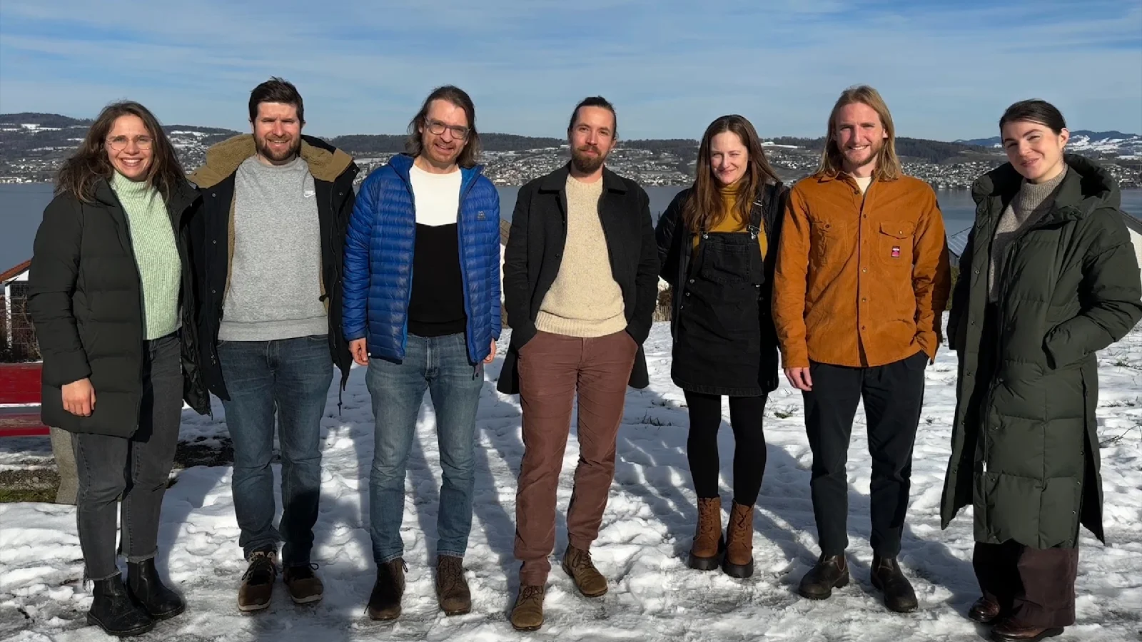 Sieben Personen gehören zum BioPrint Projektteam. Das Team steht im Schnee.